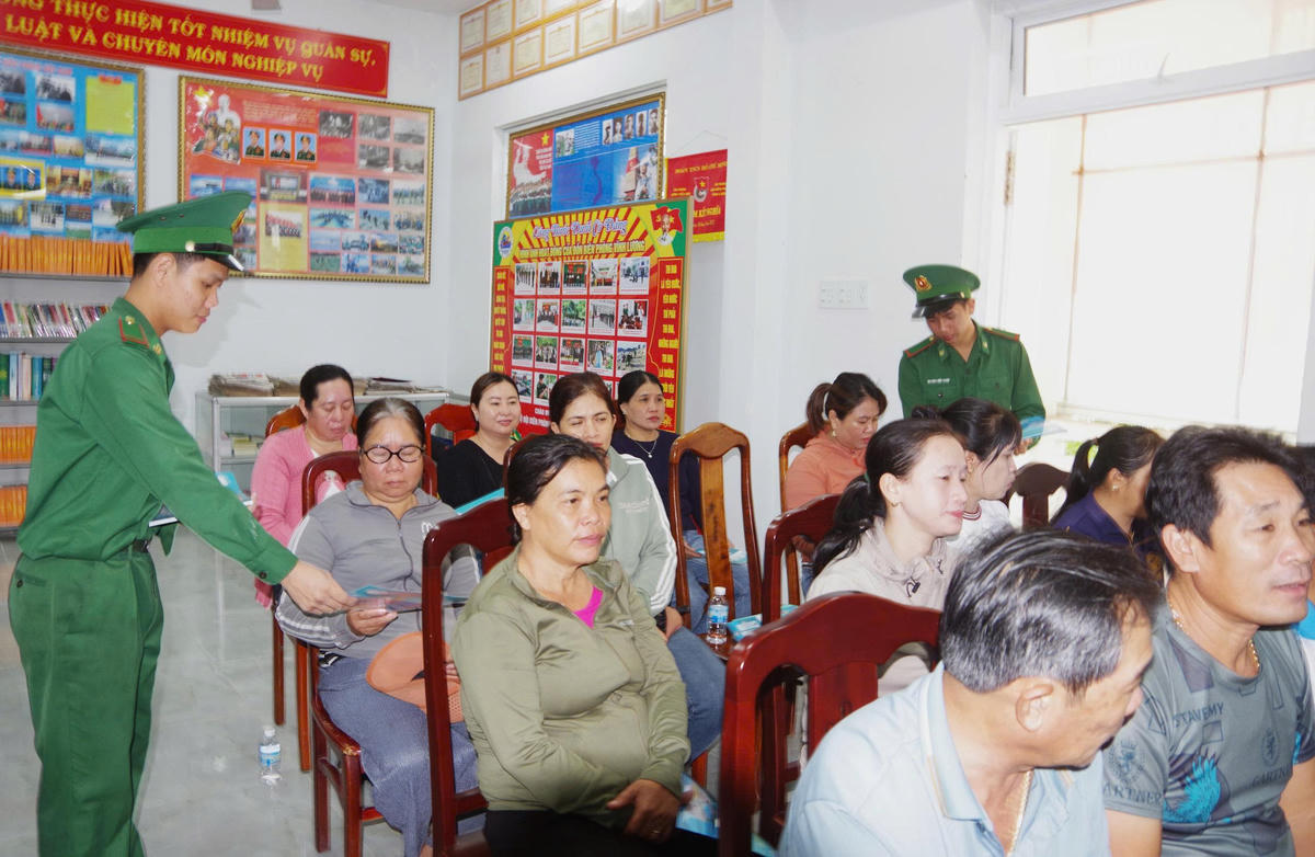 Đồn Biên phòng Vĩnh Lương tăng cường tuyên truyền, kiên quyết xử lý vi phạm IUU. Ảnh: Văn Tân.