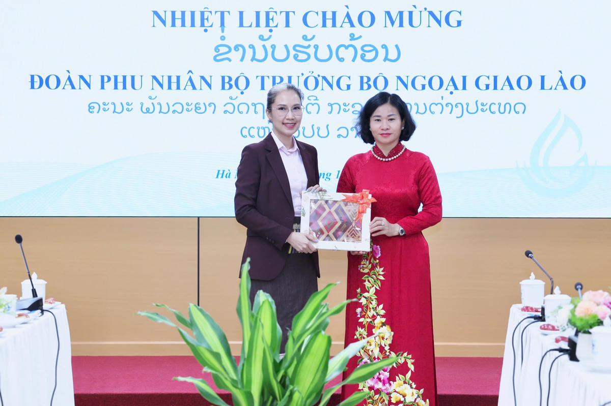 Phó Chủ tịch UBTƯ MTTQ Việt Nam, Chủ tịch Hội LHPN Việt Nam Nguyễn Thị Tuyến và bà Vạt-xạ-na Phôm-vi-hản, Phu nhân Bộ trưởng Bộ Ngoại giao Lào, Chủ tịch danh dự Ban Nữ công Bộ Ngoại giao Lào. Ảnh: Thu Hà.