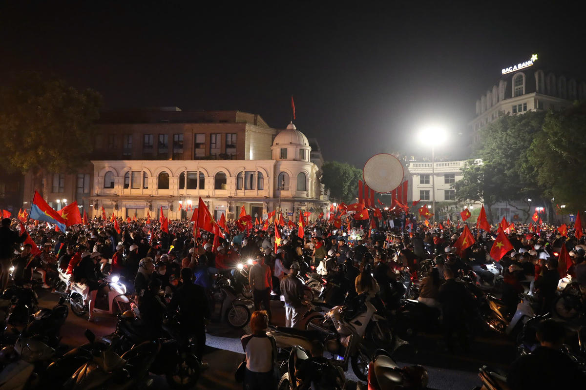 Người dân đổ ra đường, vẫy cờ ăn mừng chiến thắng trước Nhà hát lớn.