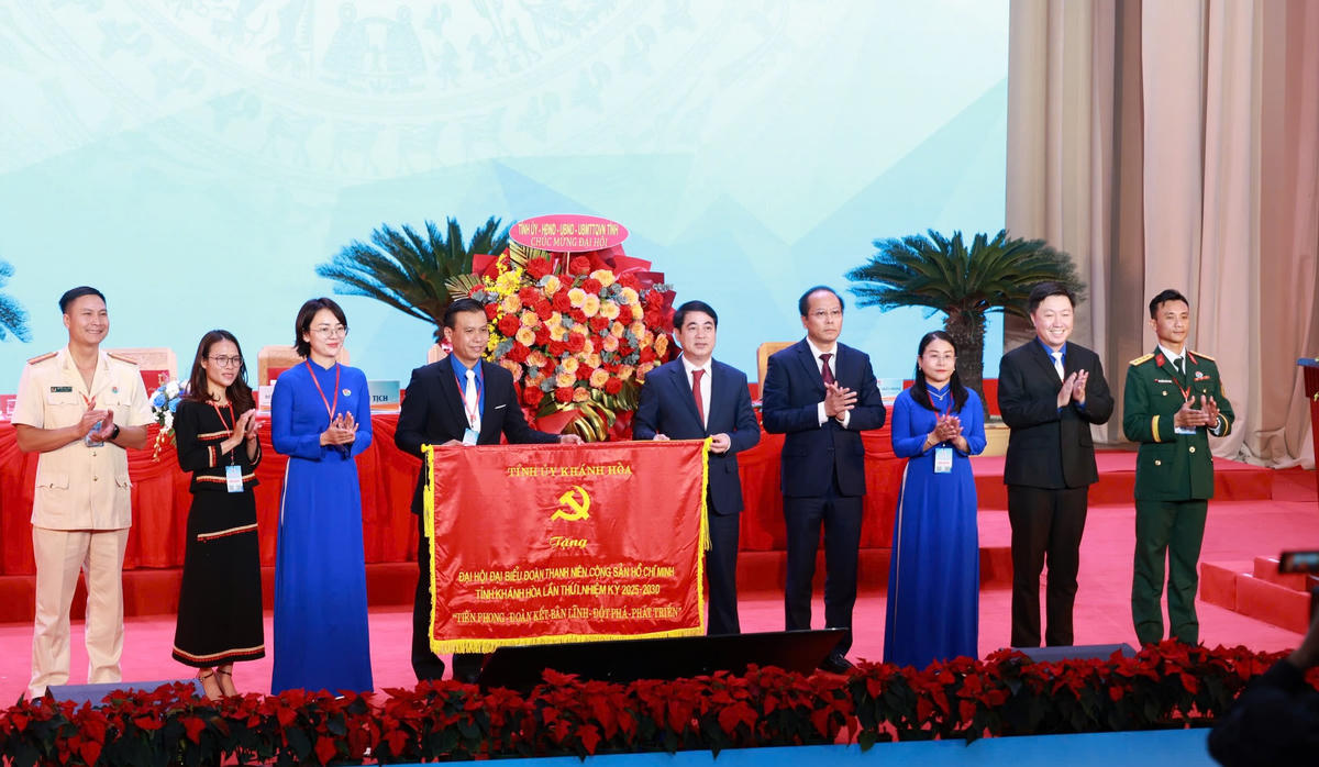 Ông Nghiêm Xuân Thành, Bí thư Tỉnh ủy Khánh Hòa và ông Nguyễn Khắc Hà, Phó Bí thư Tỉnh ủy, Chủ tịch Ủy ban MTTQ Việt Nam tỉnh Khánh Hòa tặng hoa và bức trướng mang dòng chữ “Tiên phong - Đoàn kết - Bản lĩnh - Đột phá - Phát triển” cho đại hội. (ảnh X.H)