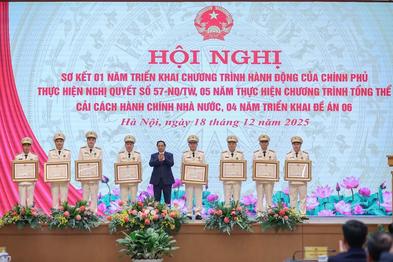 Thủ tướng Chính phủ trao Huân chương Chiến công hạng Nhất, Nhì, Ba cho các cá nhân.

Ảnh: Nhật Bắc