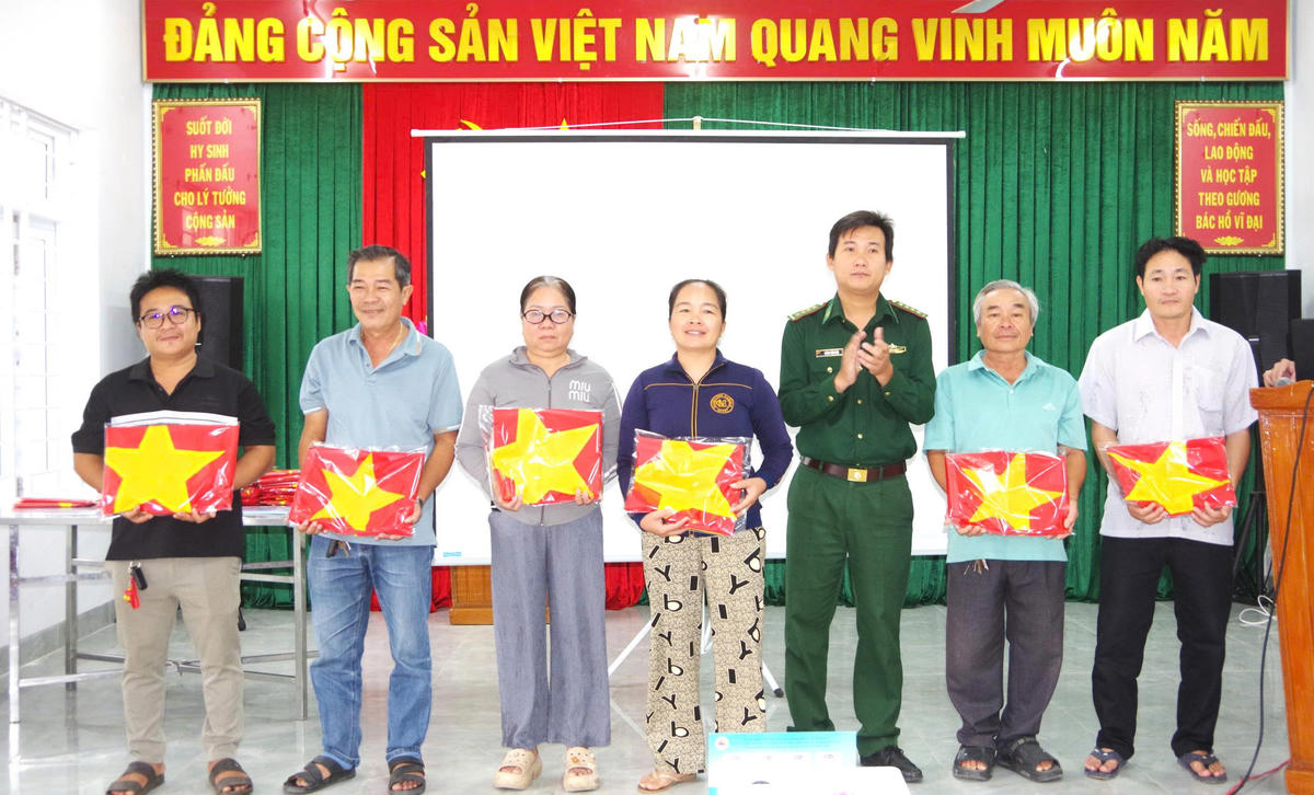 Đồn Biên phòng Vĩnh Lương đã trao tặng gần 100 lá cờ Tổ quốc cho ngư dân. Ảnh: Văn Tân.