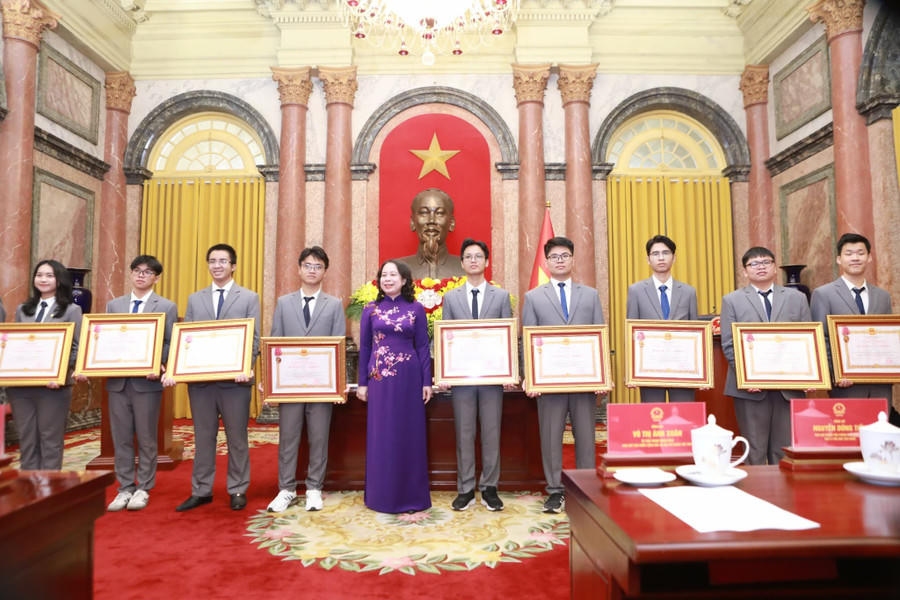 Phó Chủ tịch nước Võ Thị Ánh Xuân trao Huân chương Lao động hạng hạng Ba cho em Lý Bá Khôi (thứ 4 từ trái sang).&nbsp;