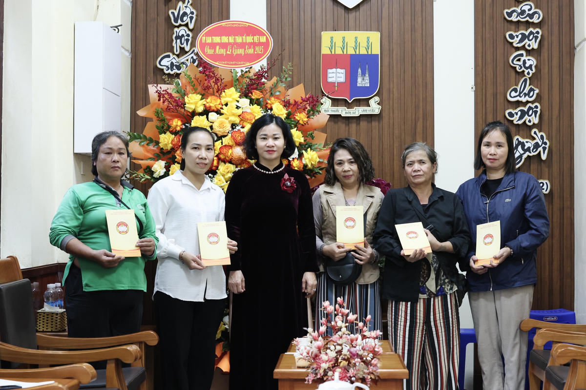 Phó Chủ tịch UBTƯ MTTQ Việt Nam Nguyễn Thị Tuyến tặng quà cho các hộ gia đình công giáo hoàn cảnh khó khăn. Ảnh: Thu Hà.