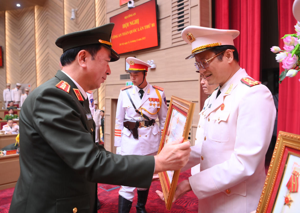 Đại tá Hồ Song Ân, Giám đốc Công an tỉnh Quảng Ngãi được trao tặng Huân chương Chiến công hạng Ba. Ảnh: CA Quảng Ngãi.