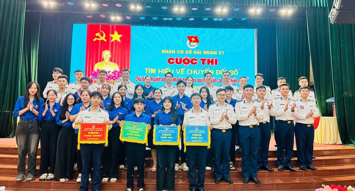 Ban Tổ chức trao giải 1 giải Nhất, 1 giải Nhì và 2 giải Ba cho các đội đạt thành tích cao. Ảnh: CV.