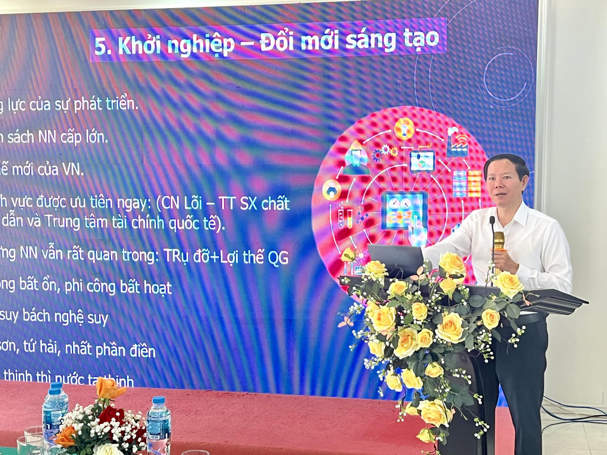 TS. Nguyễn Khắc Toàn – Viện trưởng Viện Đào tạo, bồi dưỡng cán bộ và Nghiên cứu khoa học trao đổi nội dung liên quan đến công tác khởi nghiệp - đổi mới sáng tạo. Ảnh: PT.&nbsp;