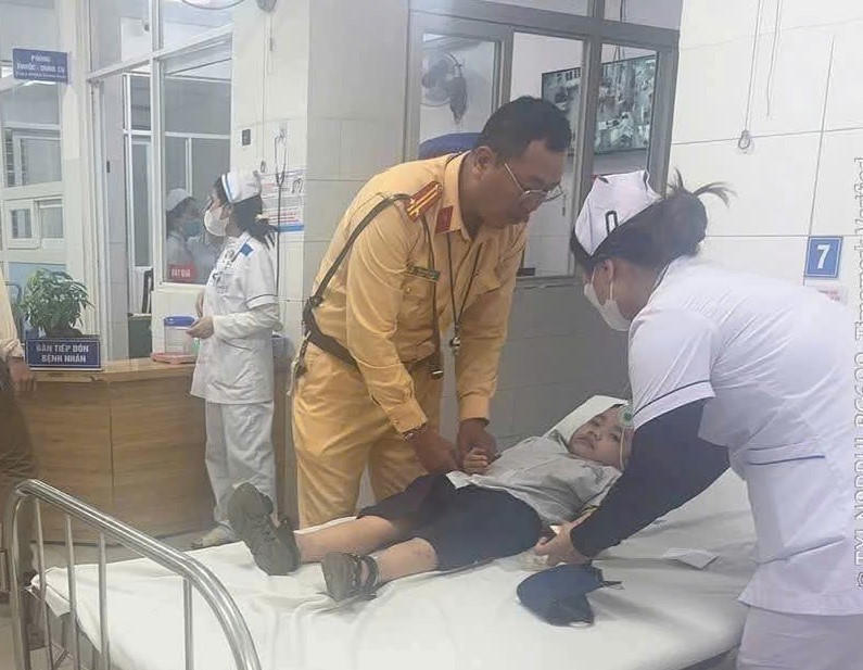 Lực lượng Trạm CSGT Hòa Hiệp đưa cháu Khôi đến bệnh viện cấp cứu kịp thời. Ảnh: CV.