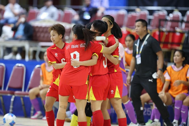 Đội tuyển Futsal Nữ Việt Nam "giải quyết" trận chung kết chỉ sau hơn 10 phút. (Ảnh: VFF)