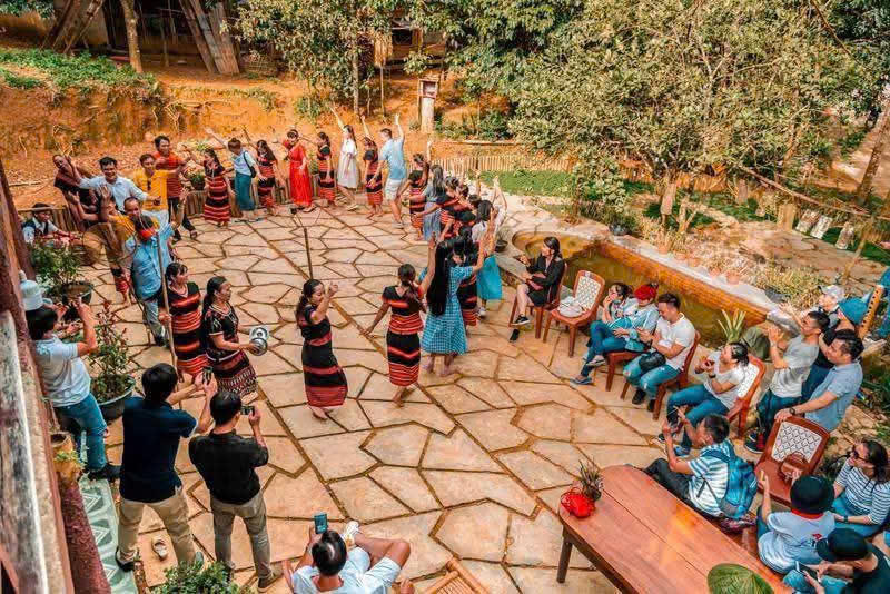 Du lịch cộng đồng góp phần phát triển kinh tế, giúp người dân ở các xã vùng cao A Lưới nâng cao thu nhập, vươn lên thoát nghèo bền vững. Ảnh: DulichALuoi.