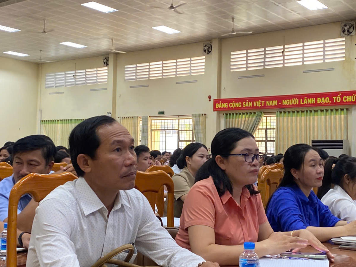 Các cán bộ, giáo viên tham dự hội nghị. Ảnh: Nhật Nam.