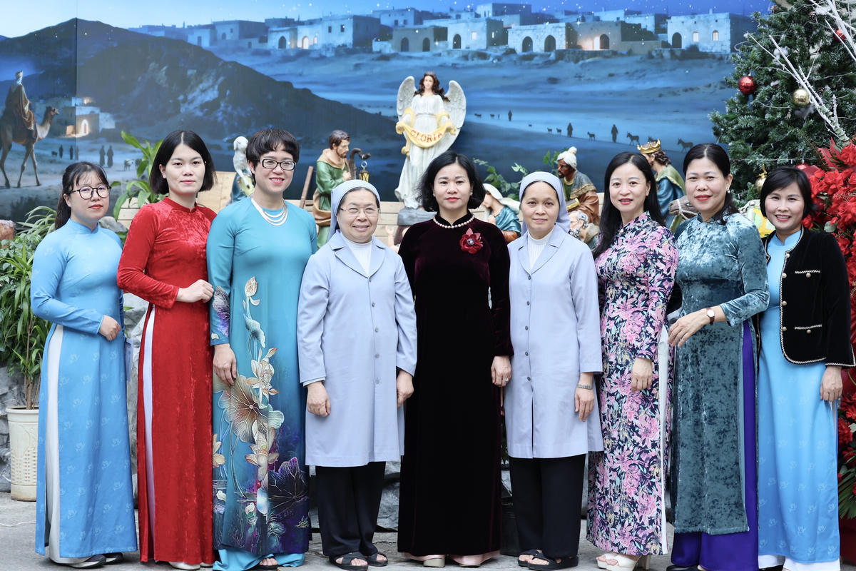 Phó Chủ tịch UBTƯ MTTQ Việt Nam Nguyễn Thị Tuyến và đoàn công tác chúc mừng Giáng sinh tại Dòng Thánh Phaolô Hà Nội. Ảnh: Thu Hà.