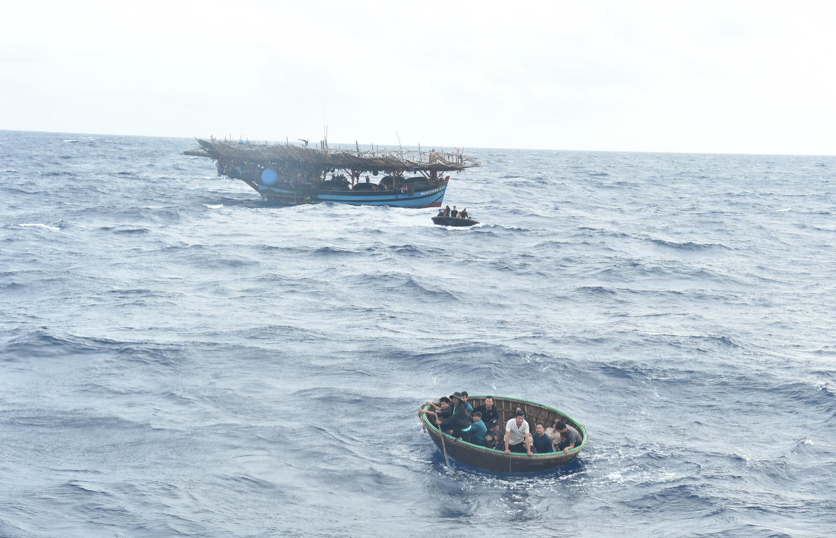 Các ngư dân trên tàu cá bị chìm trên vùng biển Trường Sa được cứu vớt an toàn. Ảnh: CV.