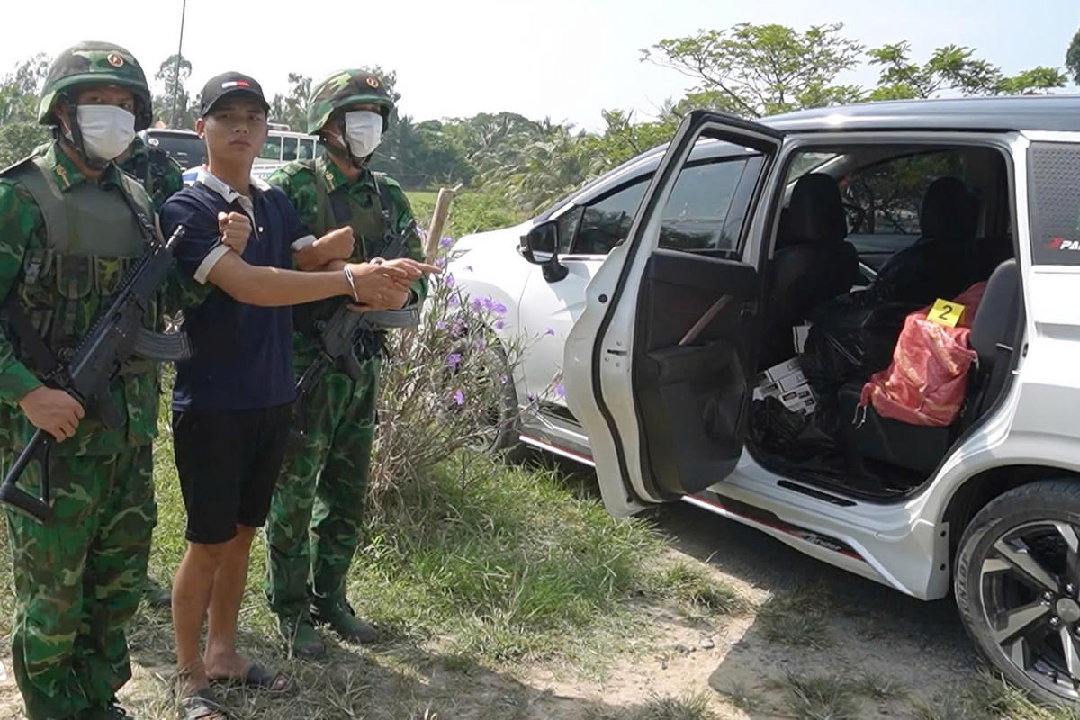 Đối tượng Kiệt và chiếc xe ô tô cùng tang vật thuốc lá lậu. Ảnh: B.P.