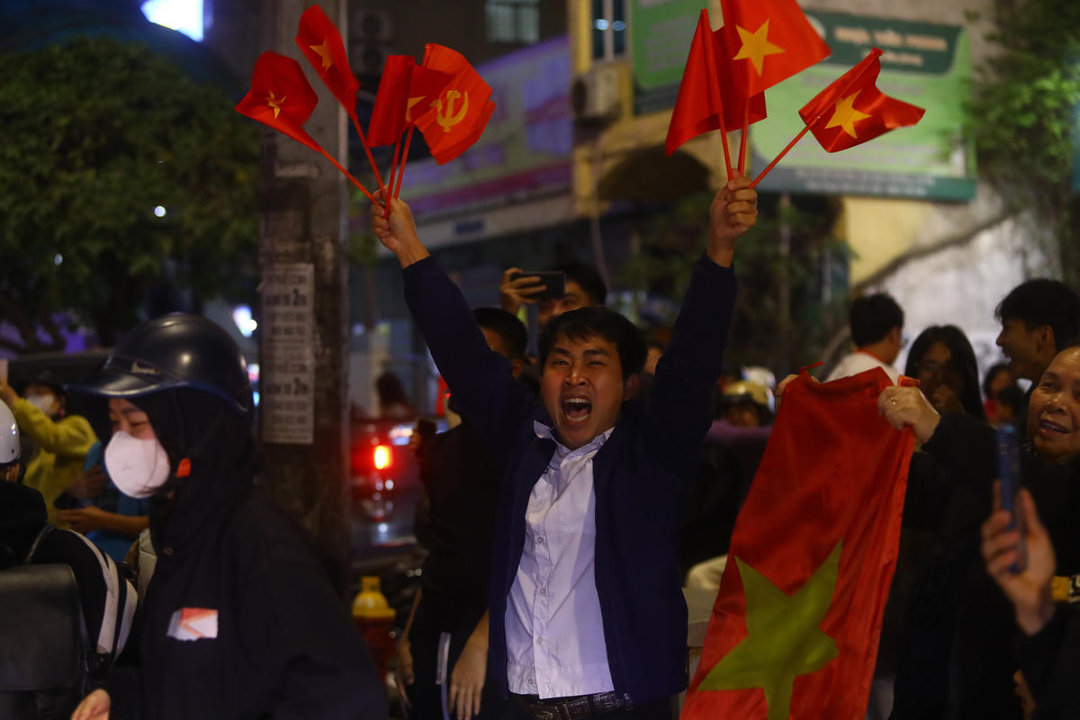 Người dân phấn khích cùng nhau ăn mừng và hét khẩu hiệu "Việt Nam vô địch".