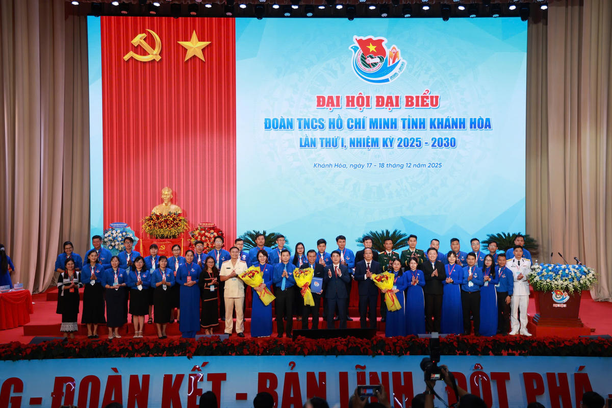 Lãnh đạo Trung ương Đoàn và Tỉnh ủy Khánh Hòa trao quyết định và tặng hoa chúc mừng Ban Chấp hành Tỉnh đoàn Khánh Hòa nhiệm kỳ 2025 - 2030. (ảnh X.H)
