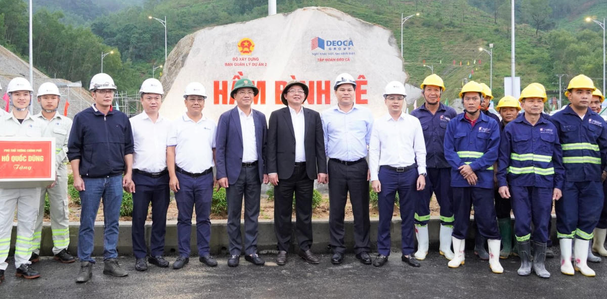 Phó Thủ tướng Chính phủ Hồ Quốc Dũng chụp hình lưu niệm với đội ngũ kỹ sư, cán bộ kỹ thuật và công nhân trực tiếp thi công trên công trường. Ảnh: CV.