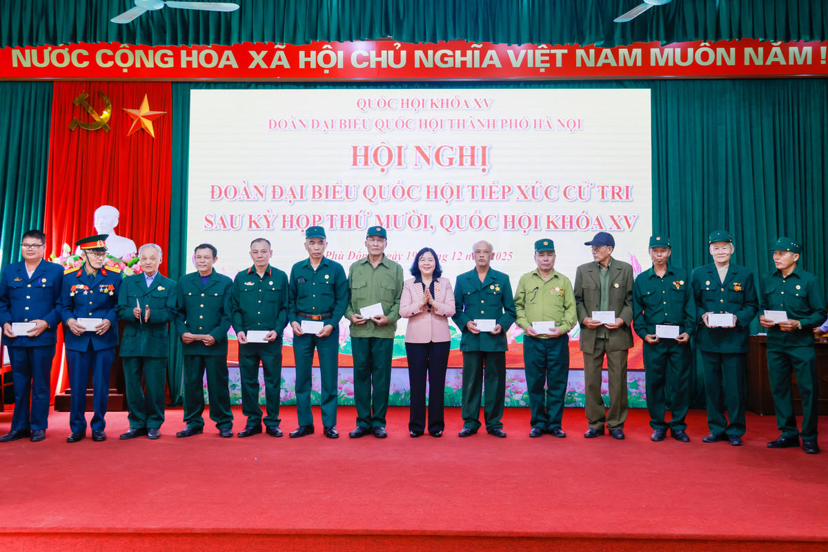 Chủ tịch Bùi Thị Minh Hoài tặng quà cho các cựu chiến binh tại Hội nghị. Ảnh: Quang Vinh.