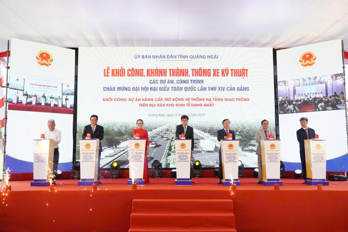 Các đại biểu thực hiện nghi thức nhấn nút khởi công triển khai thi công các hạng mục của dự án. Ảnh: Chí Đại.