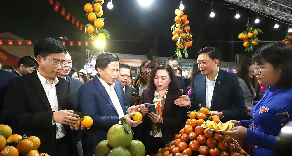 Du khách thăm và thử nếm trái cam danh tiếng. Ảnh CTV