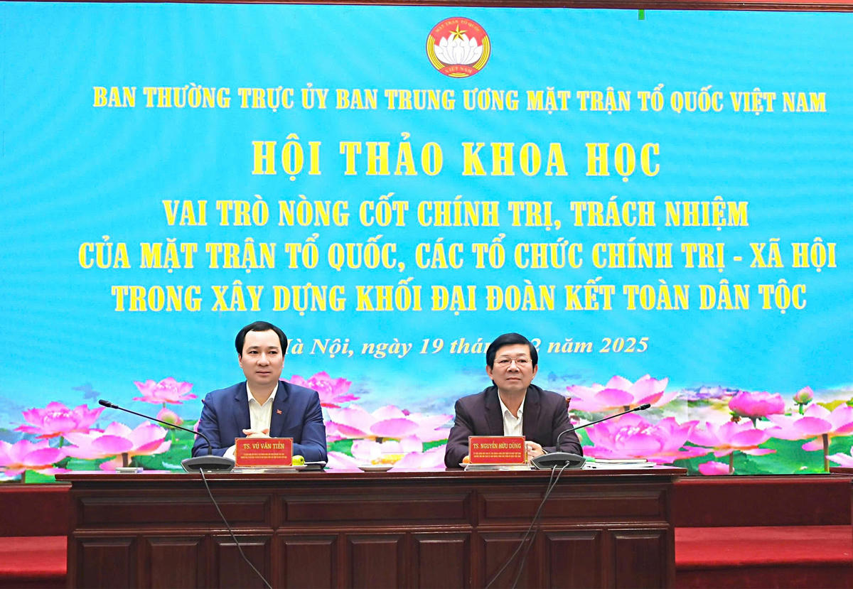 TS Nguyễn Hữu Dũng, Ủy viên Đoàn Chủ tịch UBTƯ MTTQ Việt Nam, nguyên Phó Chủ tịch UBTƯ MTTQ Việt Nam; TS Vũ Văn Tiến, Ủy viên Đoàn Chủ tịch UBTƯ MTTQ Việt Nam, Trưởng ban Tuyên giáo Cơ quan UBTƯ MTTQ Việt Nam chủ trì Hội thảo.