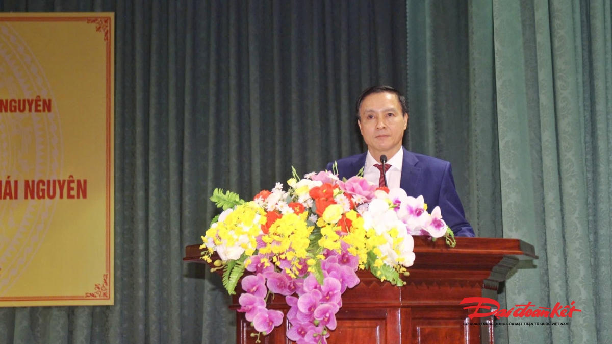 Ông Vũ Duy Hoàng, Ủy viên BTV Tỉnh ủy, Phó Chủ tịch Thường trực Ủy ban MTTQ tỉnh Thái Nguyên báo cáo hoạt động của MTTQ Thái Nguyên năm 2025. Ảnh: TN.