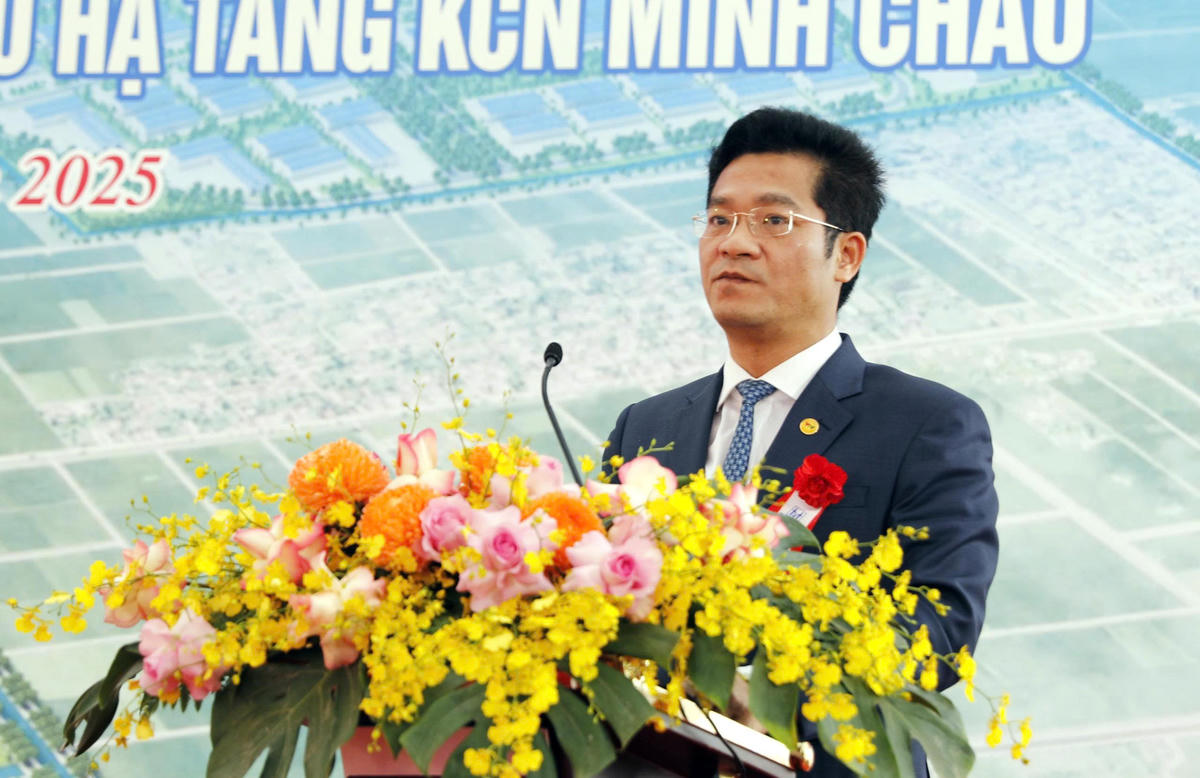 Phó Chủ tịch UBND tỉnh Ninh Bình Trần Anh Dũng phát biểu tại buổi lễ. Ảnh: Duy Hưng