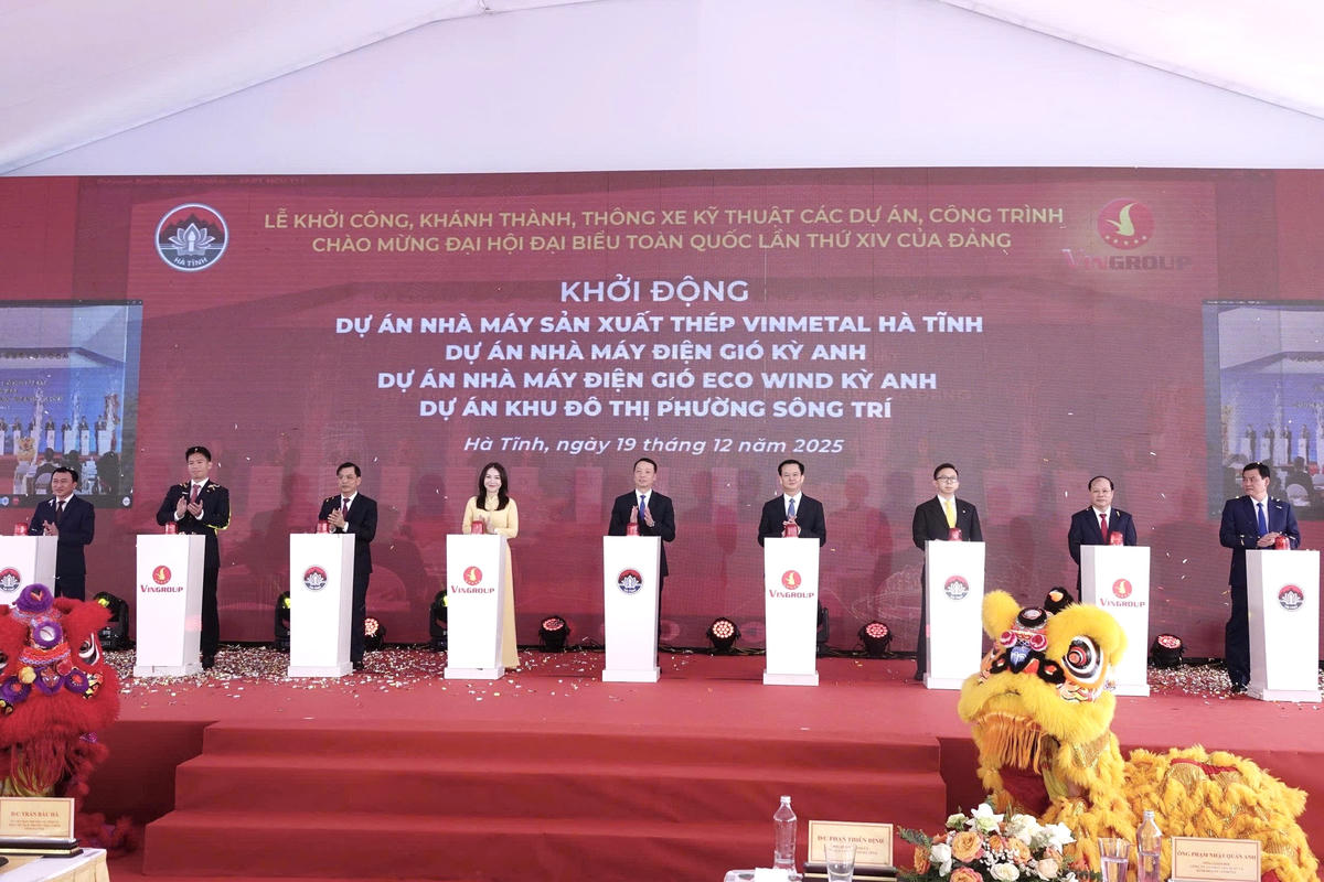 Đại biểu bấm nút khởi động các dự án. Ảnh: HN