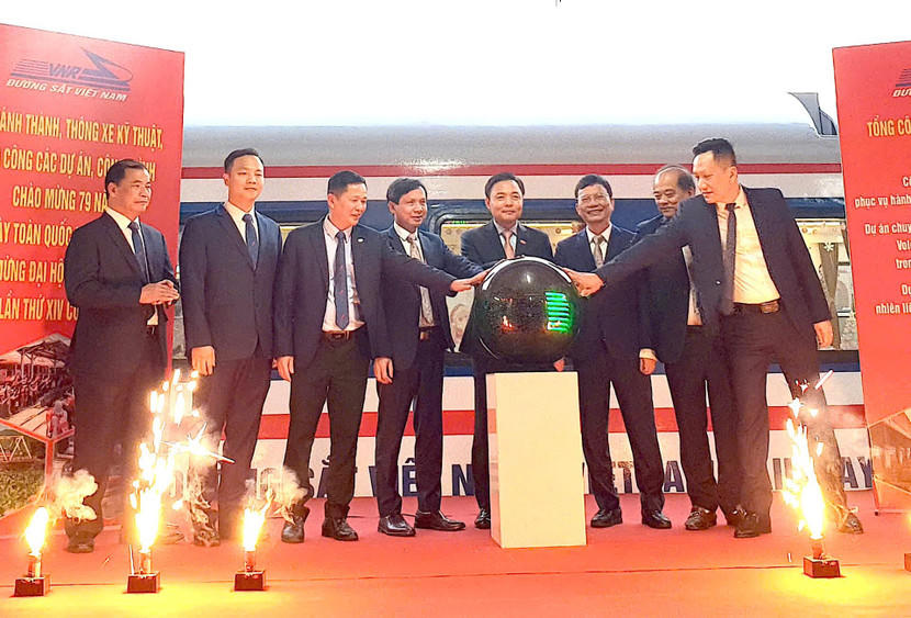 Các đại biểu nhấn nút khánh thành công trình “Hiện đại hóa toa xe phục vụ hành khách trên hệ thống đường sắt quốc gia”. Ảnh: ĐSVN.