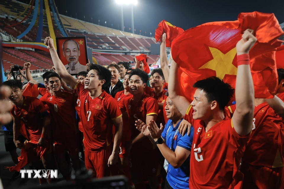 Các cầu thủ U22 Việt Nam hân hoan trong niềm vui chiến thắng. (Ảnh: Minh Quyết/TTXVN).