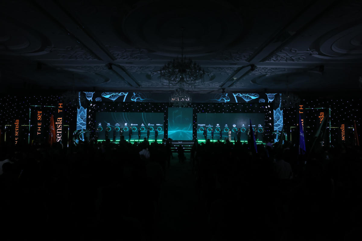 Đại diện của gần 1.000 “Nghệ” nhân tinh anh dự án kích hoạt khoảnh khắc khai mở Hành trình chế tác The Sensia. Ảnh: HĐ