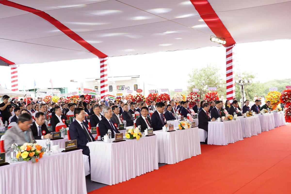 Các đại biểu tham dự buổi lễ khởi công. Ảnh: Nguyễn Tín.