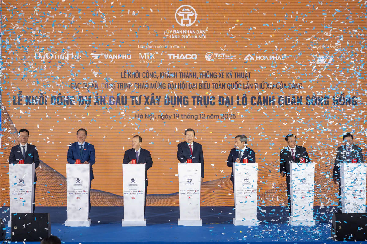 Chủ tịch Quốc hội Trần Thanh Mẫn và các đại biểu thực hiện nghi thức khởi công, khánh thành, thông xe kỹ thuật 234 dự án, công trình chào mừng Đại hội đại biểu toàn quốc lần thứ XIV của Đảng. Ảnh: Phạm Thắng