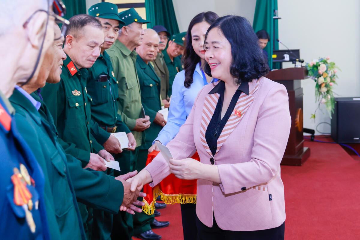 Chủ tịch Bùi Thị Minh Hoài tặng quà cho các cựu chiến binh tại Hội nghị. Ảnh: Quang Vinh.