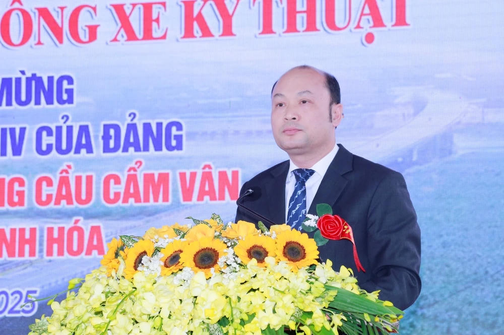 Phó Chủ tịch UBND tỉnh Cao Văn Cường phát biểu tại lễ thông xe kỹ thuật cầu Cẩm Vân. Ảnh: Lê Hợi.
