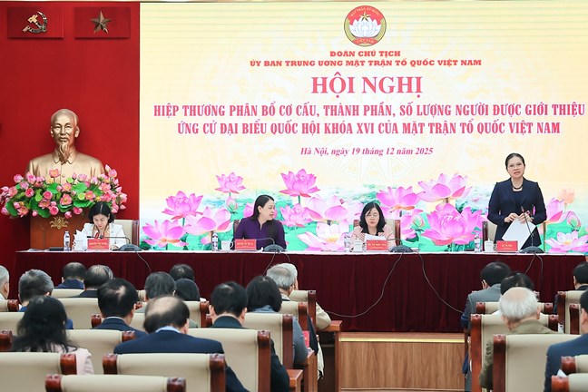 Bà Hà Thị Nga, Phó Chủ tịch UBTƯ MTTQ Việt Nam; Phó Trưởng Ban Chỉ đạo công tác bầu cử của UBTƯ MTTQ Việt Nam phát biểu tại Hội nghị.