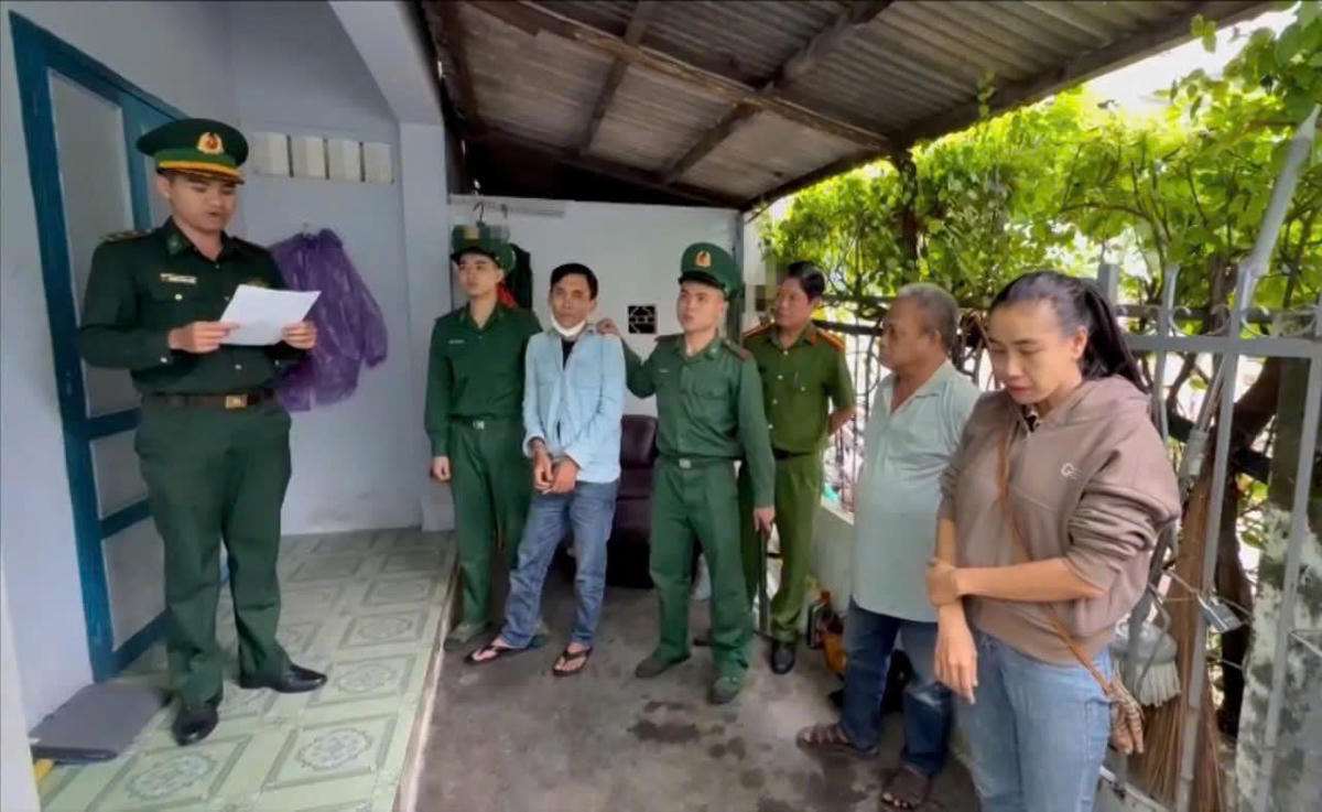 Lực lượng chức năng tiến hành khám xét khẩn cấp nơi ở của Trương Huy Thiện tại số 303/26 đường Lê Hồng Phong. Ảnh: Văn Tân.