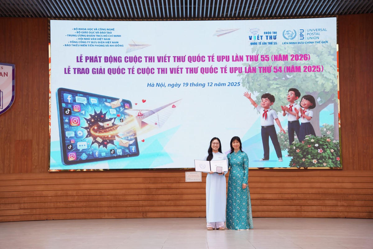 Bà Trần Thanh Hà Phó Vụ trưởng Vụ Hợp tác Quốc tế, Bộ Khoa học và Công nghệ, Phó Trưởng Ban thường trực tổ chức Cuộc thi trao Giấy chứng nhận và phần thưởng của Liên minh Bưu chính Thế giới cho em Phạm Đoàn Minh Khuê.