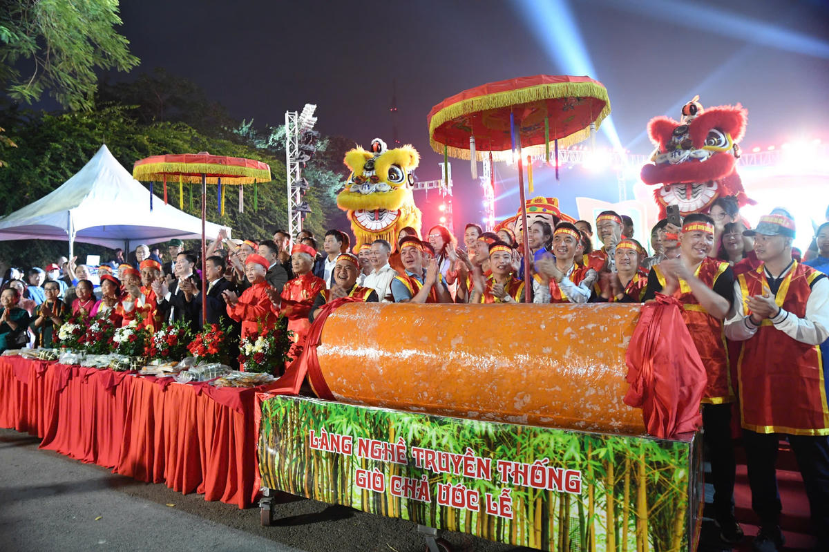 Sự kiện Lễ hội văn hoá Ẩm thực năm 2025, Hà Nội cùng bạn bè quốc tế và các tỉnh, thành phố trong cả nước sẽ tiếp tục lan tỏa, lưu truyền và quảng bá các giá trị văn hóa, các sản phẩm đặc sản của từng vùng, địa phương, từng đất nước đến với người dân và du khách. Ảnh: Phạm Sỹ.. 