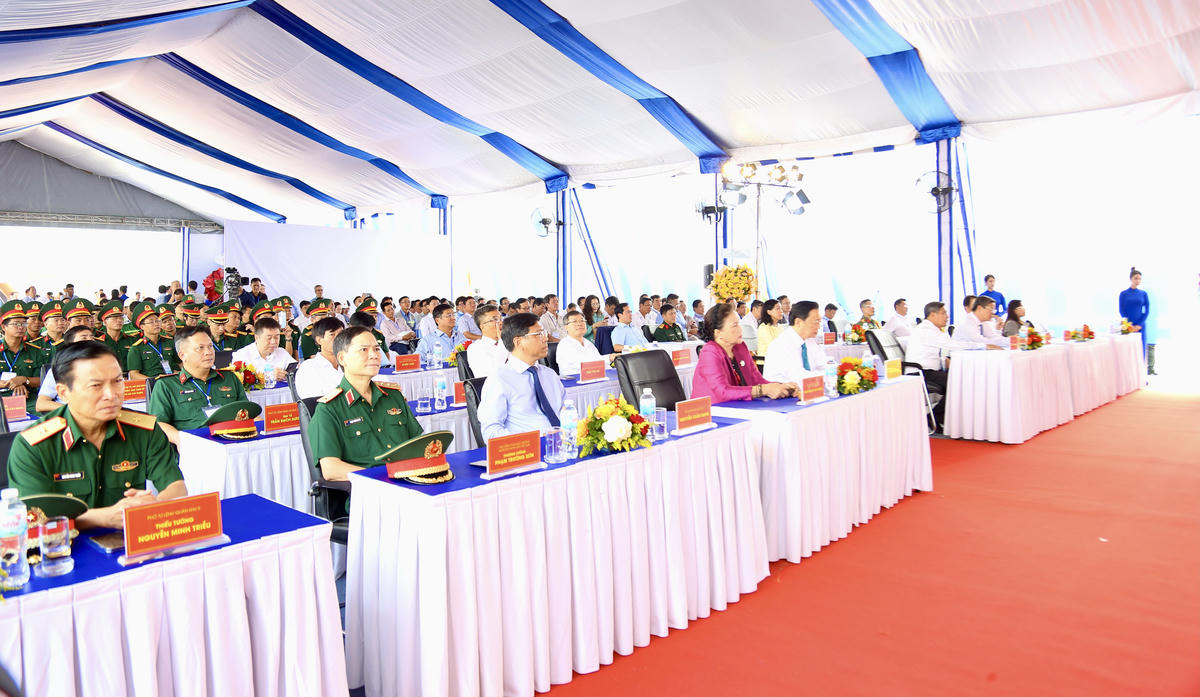 Các đại biểu dự lễ khánh thành tuyến chính dự án thành phần đoạn Cần Thơ - Hậu Giang và thông xe kỹ thuật đoạn Hậu Giang – Cà Mau thuộc dự án đường bộ cao tốc Bắc - Nam phía Đông. Ảnh: Thanh Tiến