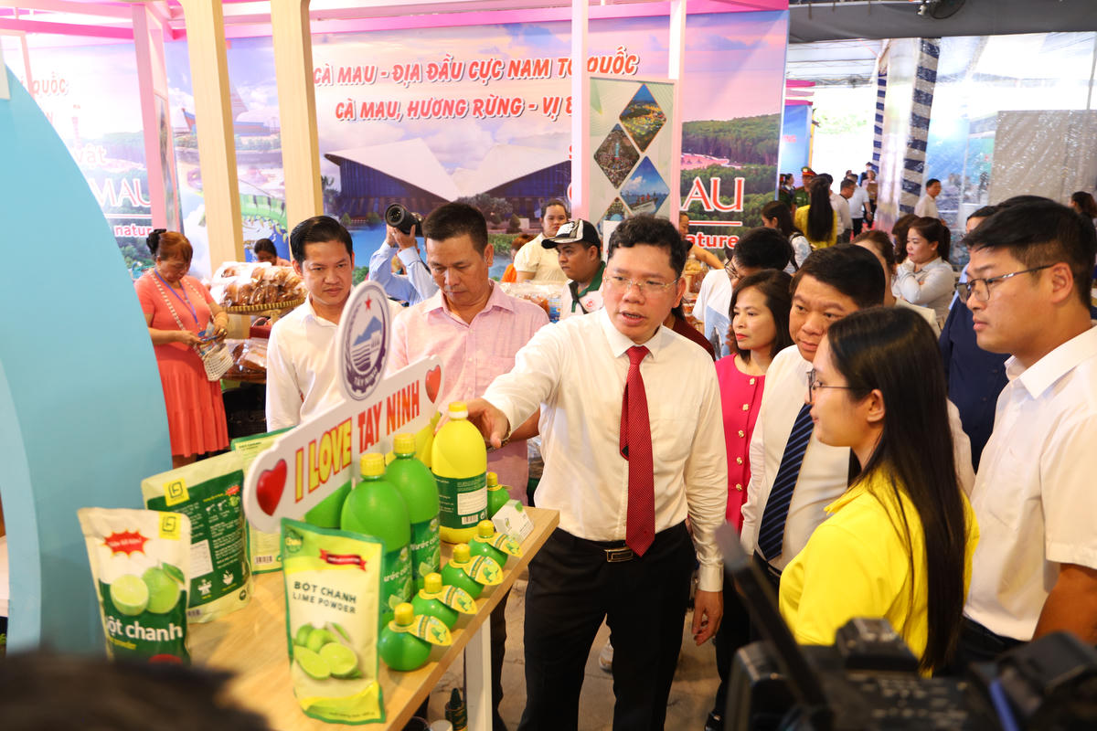 Ông Hoàng Nguyên Dinh - Phó Chủ tịch UBND TP Hồ Chí Minh&nbsp;đi thăm các gian hàng. Ảnh: L.N