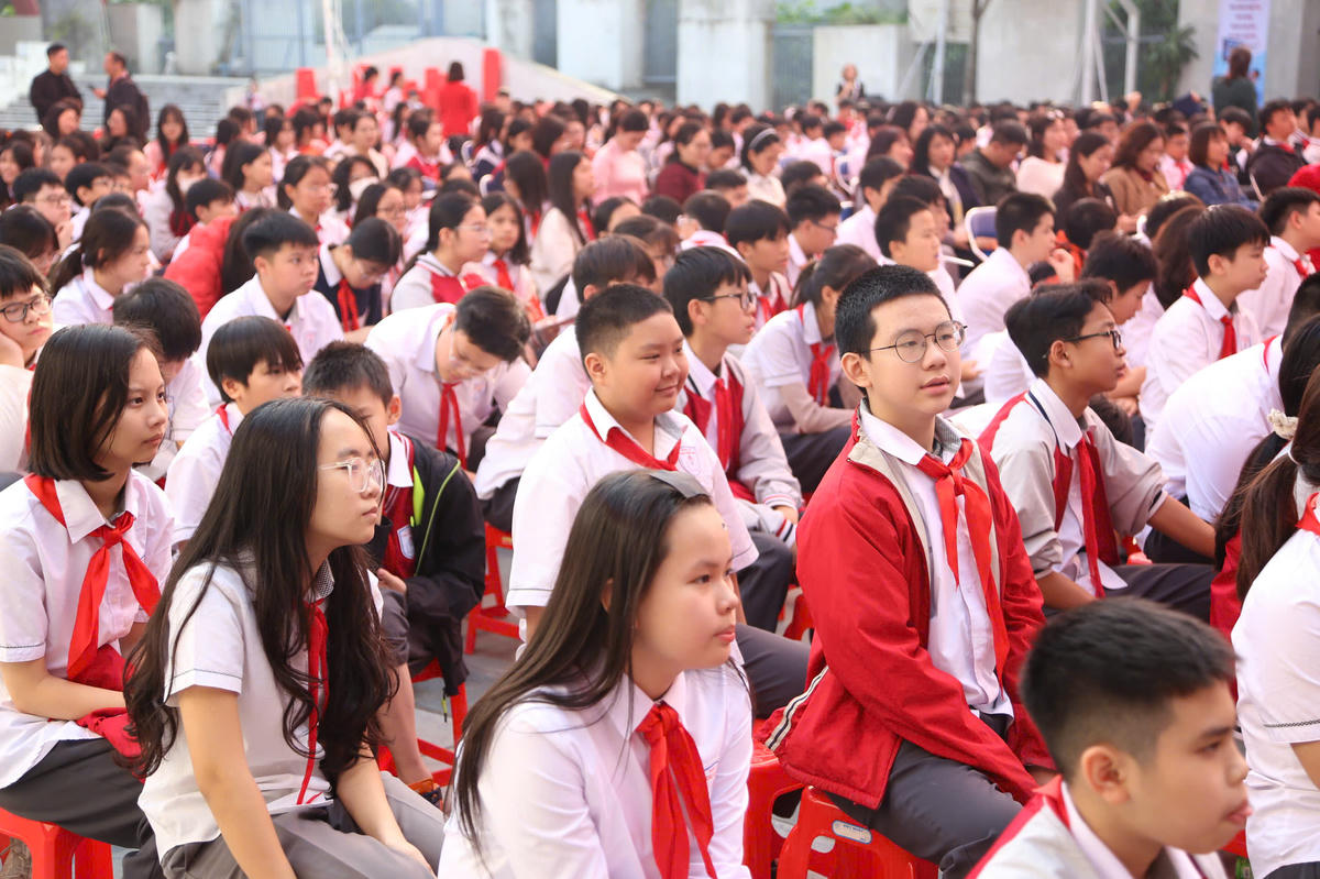 Học sinh Trường THCS Chu Văn An hào hứng tìm hiểu chủ đề Cuộc thi Viết thư quốc tế UPU lần thứ 55.