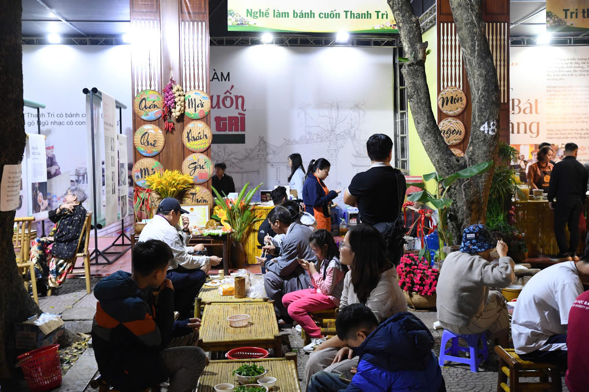 Lễ hội Văn hoá ẩm thực Hà Nội 2025 diễn ra đến 21/12. Ảnh: Phạm Sỹ.