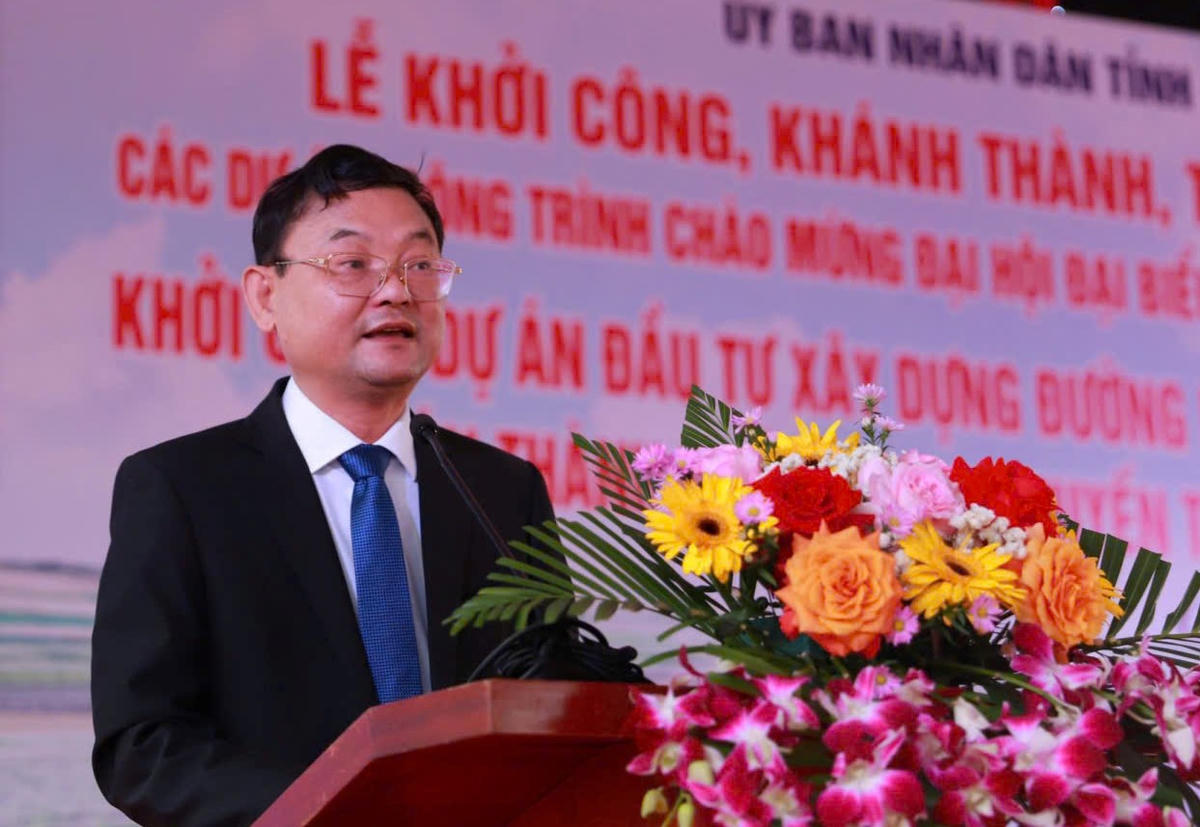 Phó Chủ tịch UBND tỉnh Gia Lai Nguyễn Tự Công Hoàng phát biểu tại lễ khởi công. Ảnh: Đình Sang.