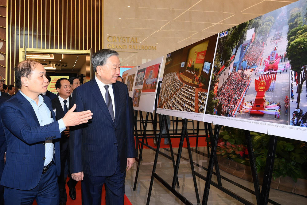 Tổng Bí thư Tô Lâm tham quan không gian trưng bày sách, triển lãm ảnh và thành tựu chuyển đổi số trong báo chí. Ảnh: Đăng Khoa