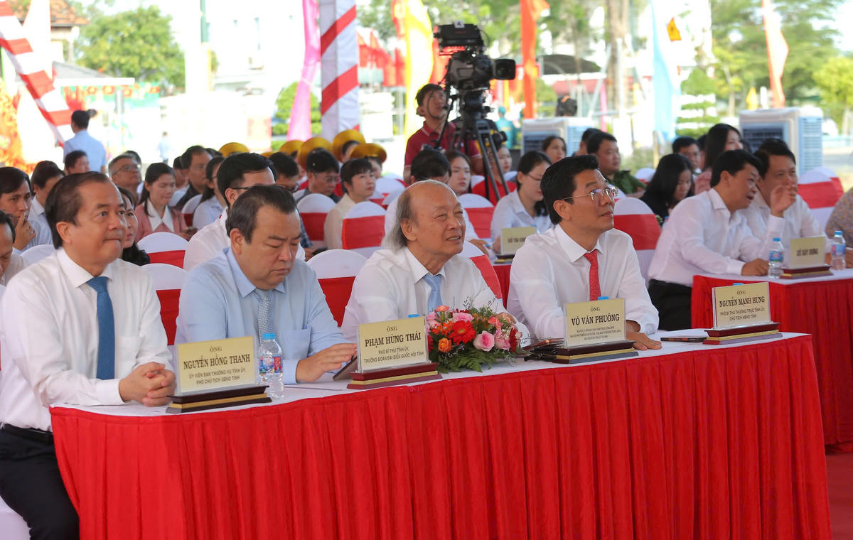 Các đại biểu tham dự lễ khởi công. Ảnh: Đ.X.