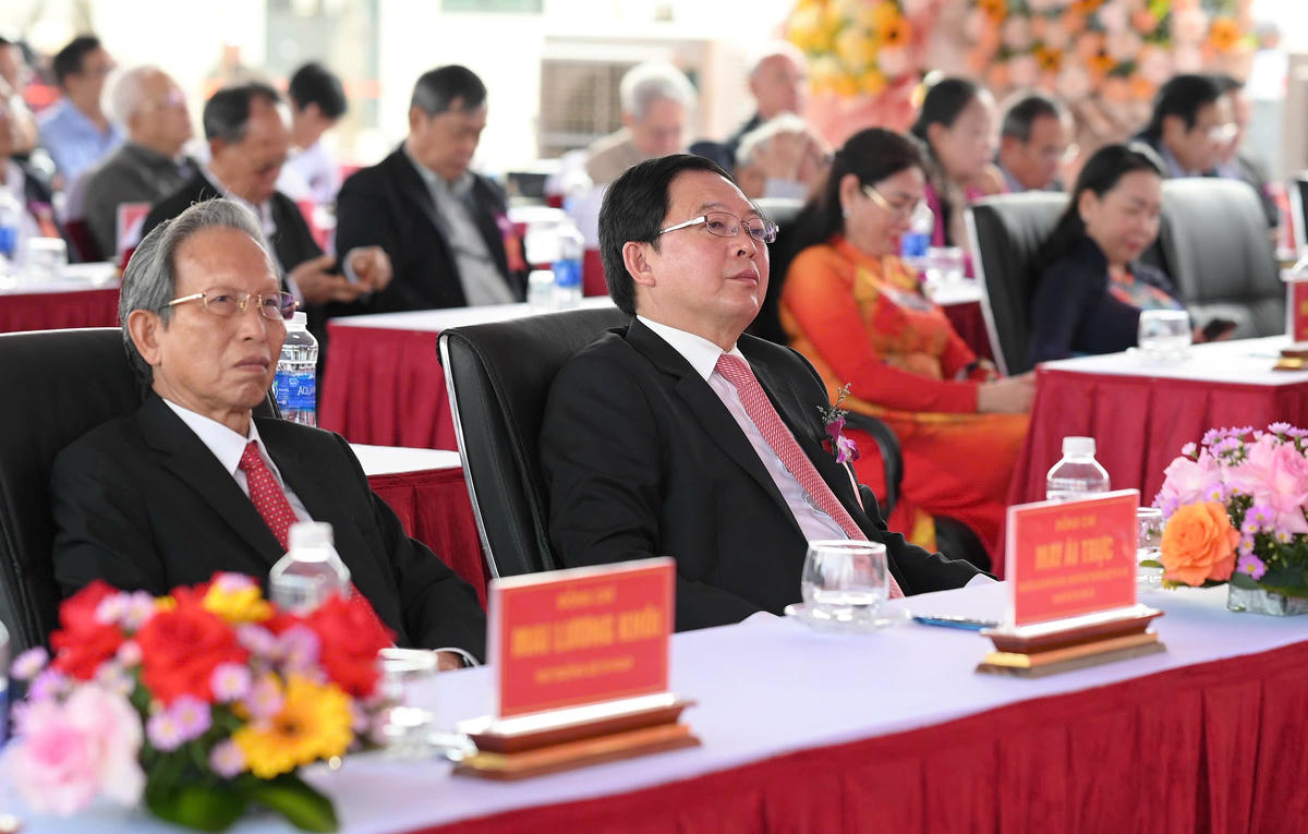 Ông Hồ Quốc Dũng, Phó Thủ tướng Chính phủ&nbsp; (ở giữa)  dự lễ khởi công&nbsp;dự án Đầu tư xây dựng đường bộ cao tốc Quy Nhơn-Pleiku. Ảnh: Tấn Thành.