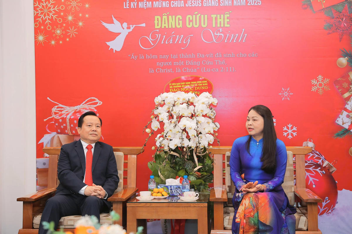 Ủy viên Trung ương Đảng, Phó Chủ tịch - Tổng Thư ký Ủy ban Trung ương MTTQ Việt Nam Nguyễn Thị Thu Hà thăm, chúc mừng Hội thánh Tin Lành (miền Bắc). Ảnh: Hoài Nam