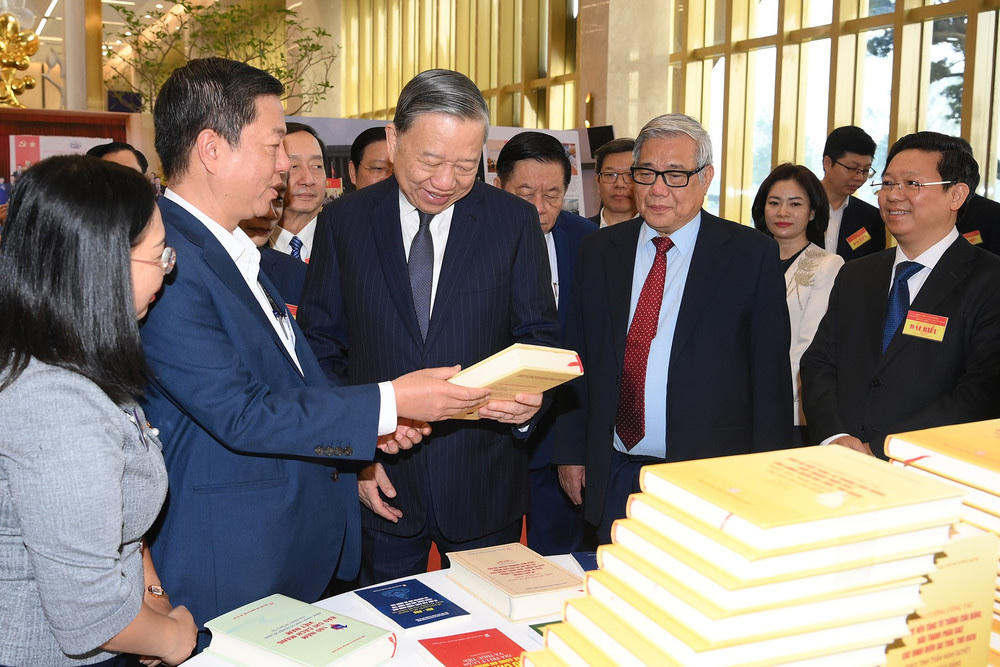 Tổng Bí thư Tô Lâm tham quan không gian trưng bày sách, triển lãm ảnh và thành tựu chuyển đổi số trong báo chí. Ảnh: Đăng Khoa