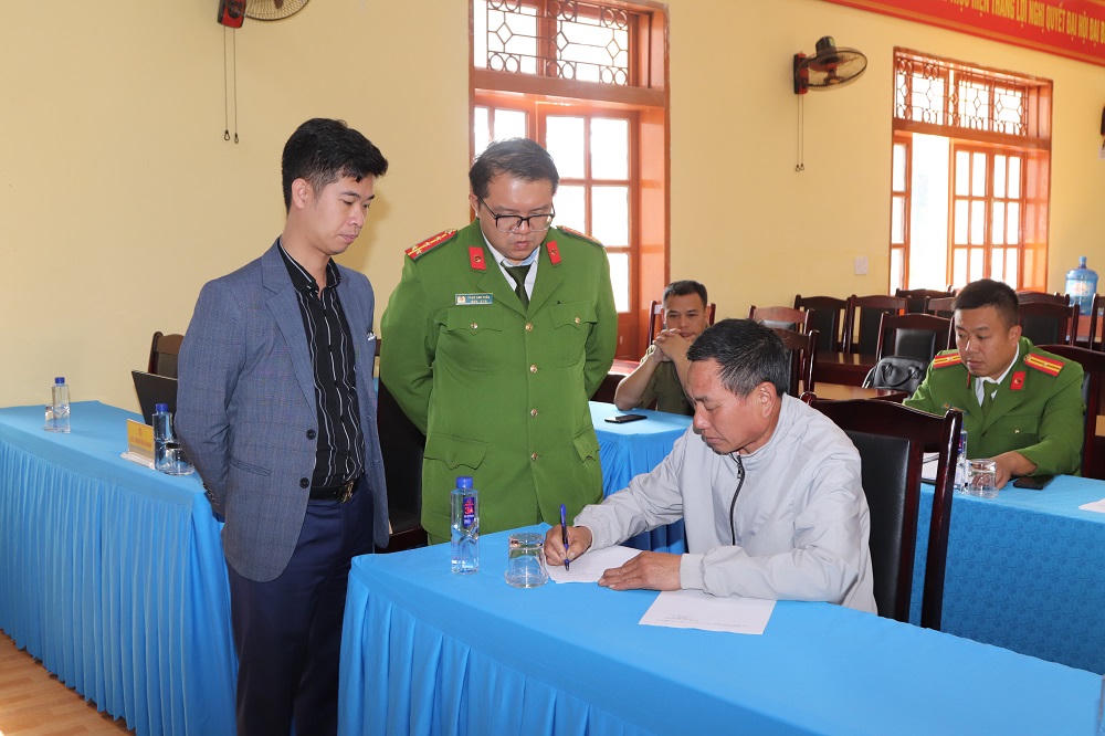 Lực lượng chức năng làm việc với&nbsp;ông Lò Văn Thanh. Ảnh: Công an tỉnh Sơn La.